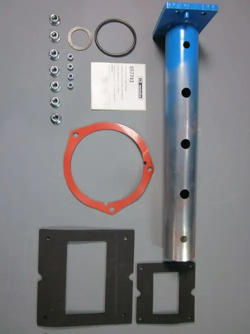 Remeha Verteilrohr mit Montagezubehör, Sichtbare Teile sind eine Metallröhre, Dichtungen, Unterlegscheiben und eine Anleitung.